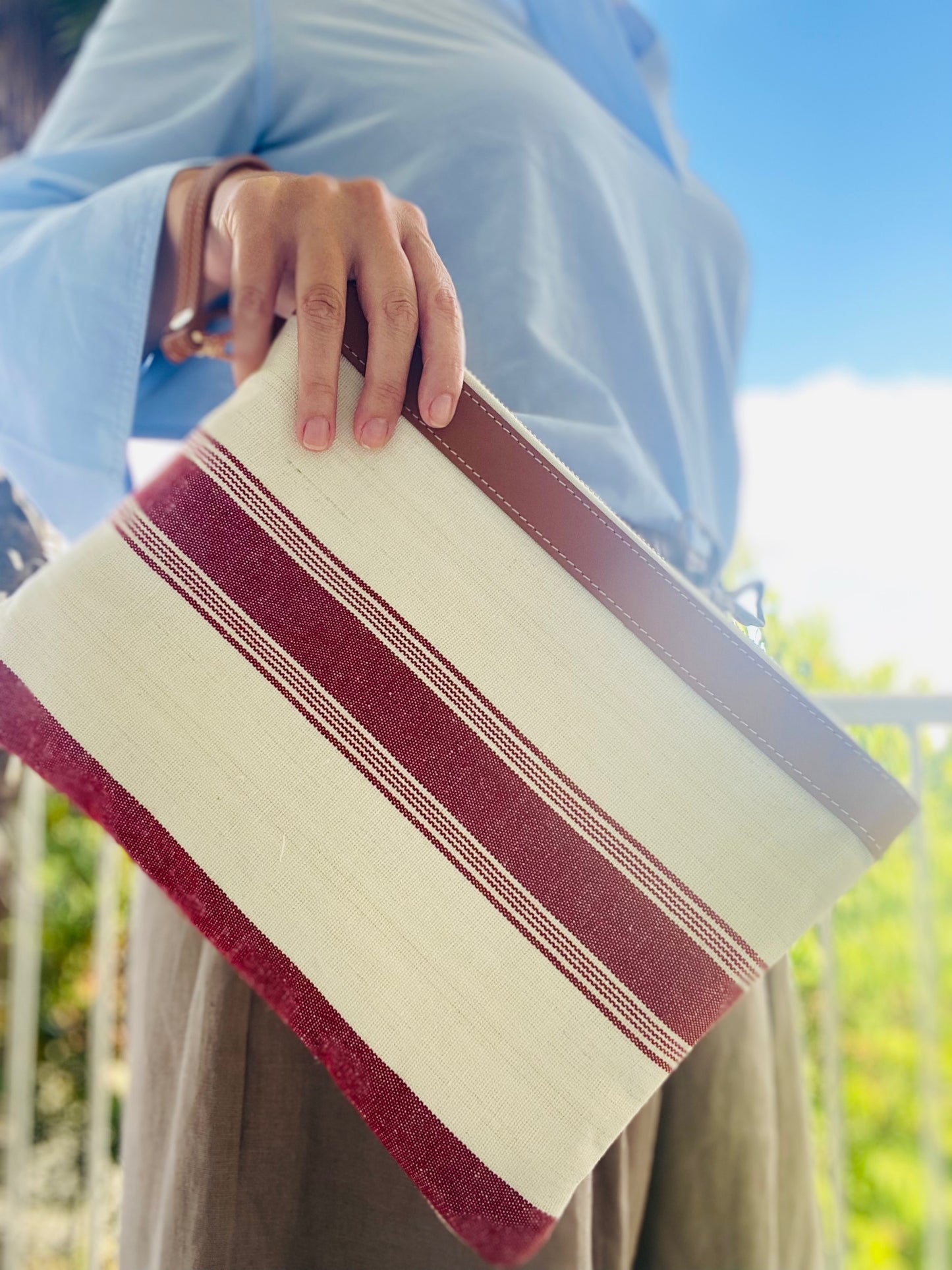 Beach Sand Clutch · Red Wine